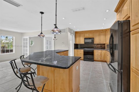House in Hollywood, Florida 3 bedrooms, 208.47 sq.m. № 2244232 - photo 14