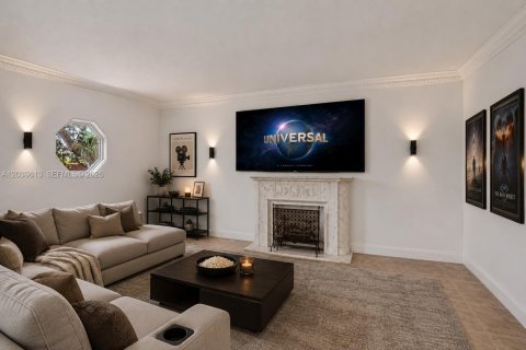 House in Hollywood, Florida 3 bedrooms, 208.47 sq.m. № 2244232 - photo 6