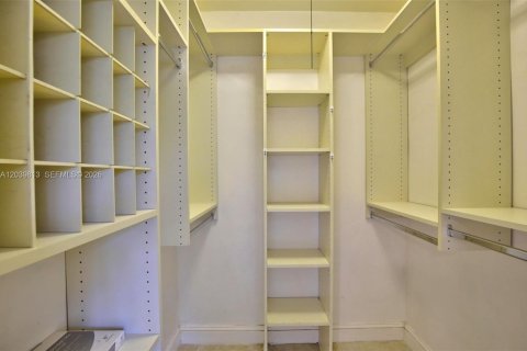 House in Hollywood, Florida 3 bedrooms, 208.47 sq.m. № 2244232 - photo 29