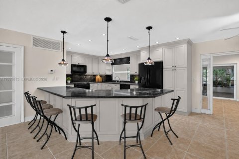 House in Hollywood, Florida 3 bedrooms, 208.47 sq.m. № 2244232 - photo 5