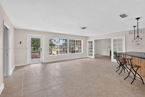 House in Hollywood, Florida 3 bedrooms, 208.47 sq.m. № 2244232 - photo 12