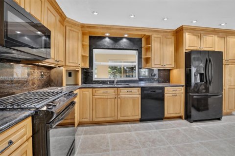 House in Hollywood, Florida 3 bedrooms, 208.47 sq.m. № 2244232 - photo 3