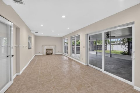 House in Hollywood, Florida 3 bedrooms, 208.47 sq.m. № 2244232 - photo 21
