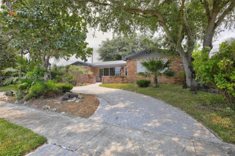 House in Hollywood, Florida 3 bedrooms, 208.47 sq.m. № 2244232