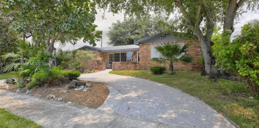 House in Hollywood, Florida 3 bedrooms, 208.47 sq.m. № 2244232