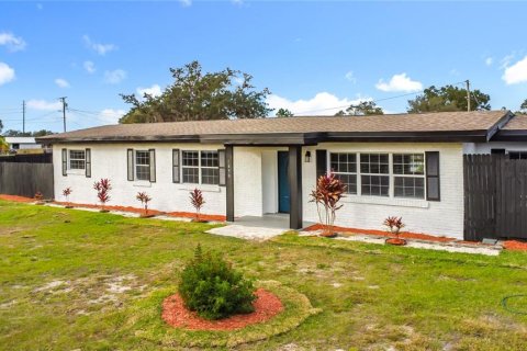 House in Haines City, Florida 5 bedrooms, 219.06 sq.m. № 2226683