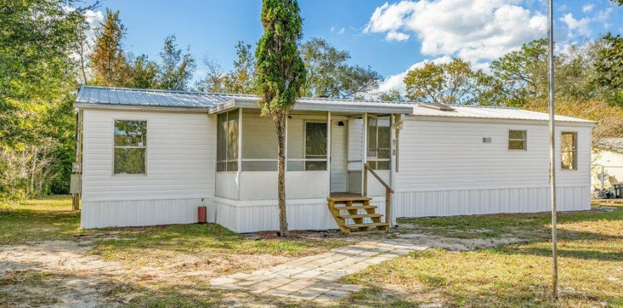 House in Interlachen, Florida 3 bedrooms, 120.4 sq.m. № 817928