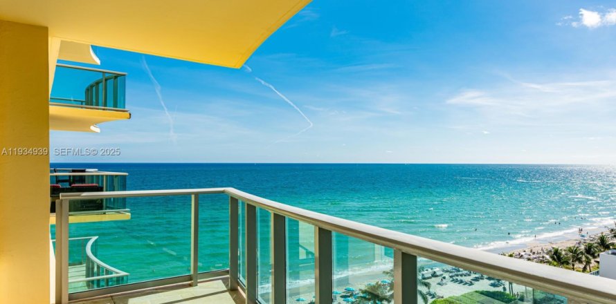 Estudio en el Condominio en Hollywood, Florida  № 1992979