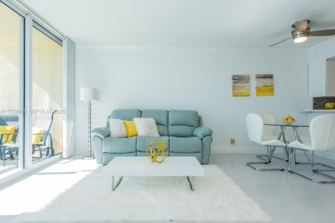 Condominio en alquiler en Hollywood, Florida, 44.78 m2 № 1992979 - foto 14