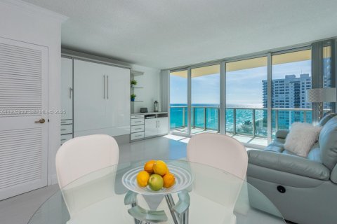 Condominio en alquiler en Hollywood, Florida, 44.78 m2 № 1992979 - foto 3