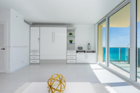 Condominio en alquiler en Hollywood, Florida, 44.78 m2 № 1992979 - foto 11