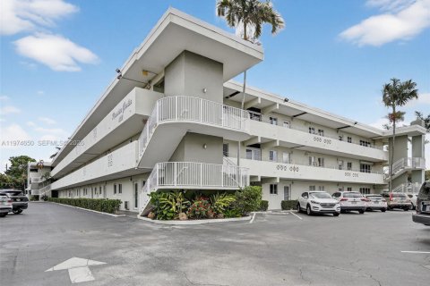 Condo in Fort Lauderdale, Florida, 2 bedrooms  № 2090056 - photo 24