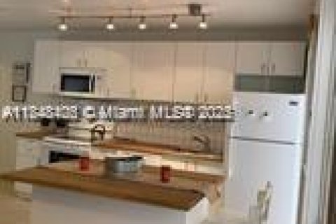 Condo in Miami Beach, Florida, 1 bedroom  № 1936507 - photo 3