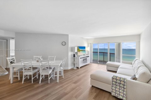 Condominio en alquiler en Miami Beach, Florida, 2 dormitorios, 109.62 m2 № 1958632 - foto 1