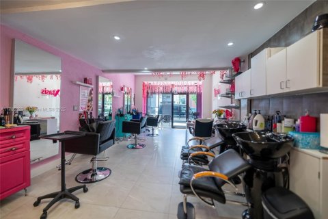 Commercial property in Miami, Florida № 1861430 - photo 8