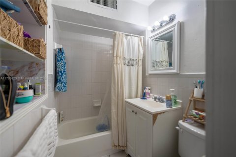 Commercial property in Miami, Florida № 1861430 - photo 14