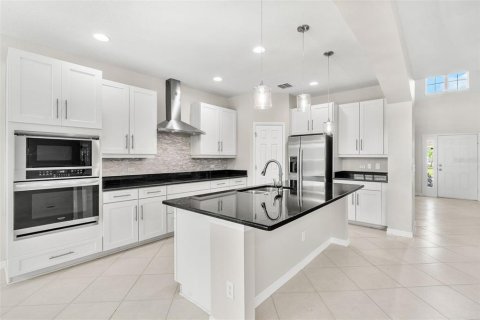 House in Winter Garden, Florida 5 bedrooms, 395.58 sq.m. № 1870366 - photo 8