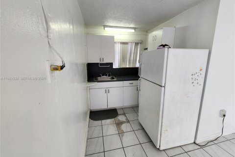 Снять в аренду коммерческую недвижимость в Майами, Флорида 1 спальня, 60.39м2, № 2047732 - фото 3