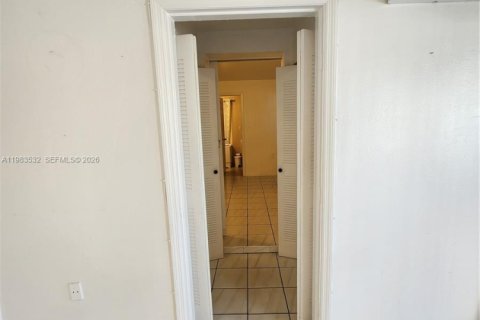 Снять в аренду коммерческую недвижимость в Майами, Флорида 1 спальня, 60.39м2, № 2047732 - фото 8