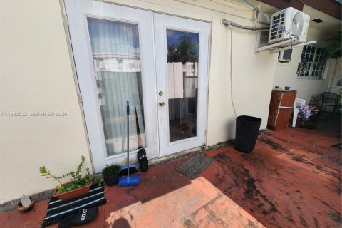 Снять в аренду коммерческую недвижимость в Майами, Флорида 1 спальня, 60.39м2, № 2047732 - фото 13