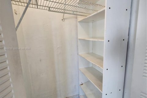 Снять в аренду коммерческую недвижимость в Майами, Флорида 1 спальня, 60.39м2, № 2047732 - фото 10