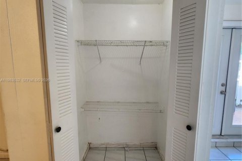 Снять в аренду коммерческую недвижимость в Майами, Флорида 1 спальня, 60.39м2, № 2047732 - фото 11