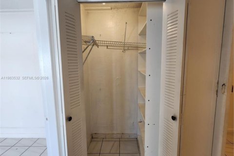 Снять в аренду коммерческую недвижимость в Майами, Флорида 1 спальня, 60.39м2, № 2047732 - фото 9