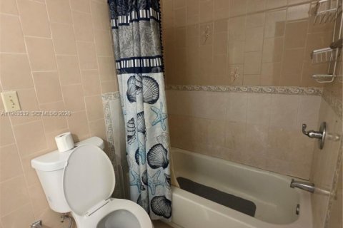 Снять в аренду коммерческую недвижимость в Майами, Флорида 1 спальня, 60.39м2, № 2047732 - фото 24