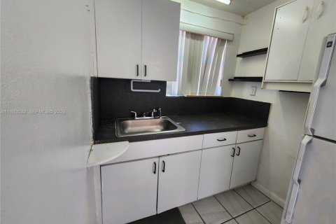 Снять в аренду коммерческую недвижимость в Майами, Флорида 1 спальня, 60.39м2, № 2047732 - фото 4
