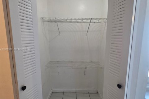 Снять в аренду коммерческую недвижимость в Майами, Флорида 1 спальня, 60.39м2, № 2047732 - фото 28