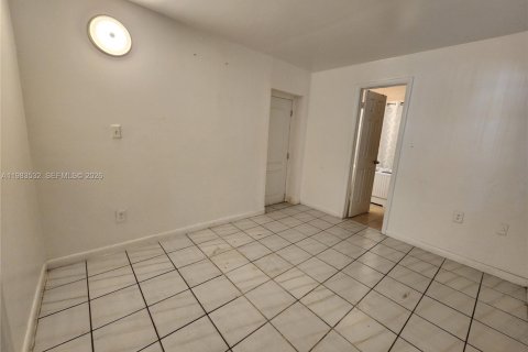 Снять в аренду коммерческую недвижимость в Майами, Флорида 1 спальня, 60.39м2, № 2047732 - фото 12