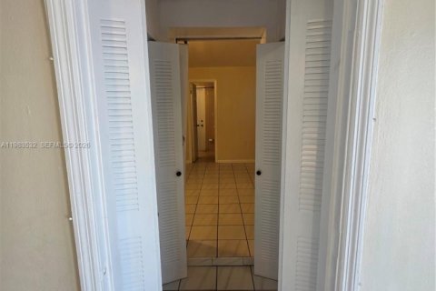 Снять в аренду коммерческую недвижимость в Майами, Флорида 1 спальня, 60.39м2, № 2047732 - фото 30