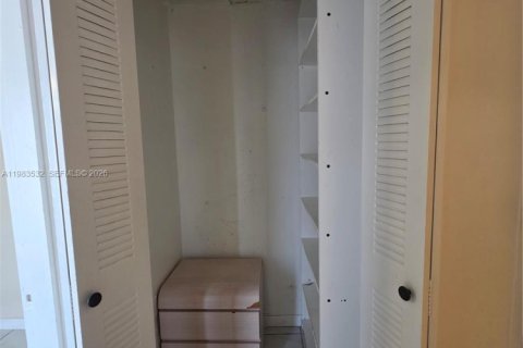 Снять в аренду коммерческую недвижимость в Майами, Флорида 1 спальня, 60.39м2, № 2047732 - фото 29