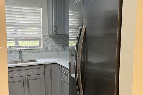 Condo in Hollywood, Florida, 1 bedroom  № 1990348 - photo 2