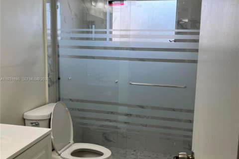 Condo in Hollywood, Florida, 1 bedroom  № 1990348 - photo 5