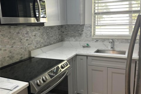 Condo in Hollywood, Florida, 1 bedroom  № 1990348 - photo 4