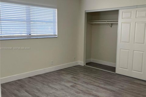 Condo in Hollywood, Florida, 1 bedroom  № 1990348 - photo 7