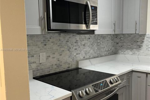 Condo in Hollywood, Florida, 1 bedroom  № 1990348 - photo 3