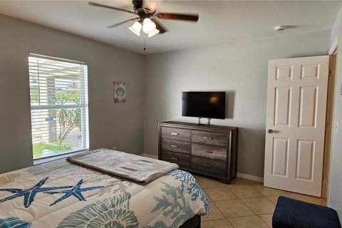 House in Cape Coral, Florida 4 bedrooms, 201.32 sq.m. № 1903196 - photo 8