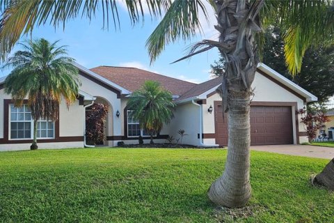 House in Cape Coral, Florida 4 bedrooms, 201.32 sq.m. № 1903196 - photo 1