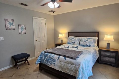 House in Cape Coral, Florida 4 bedrooms, 201.32 sq.m. № 1903196 - photo 9