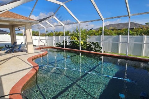 House in Cape Coral, Florida 4 bedrooms, 201.32 sq.m. № 1903196 - photo 2