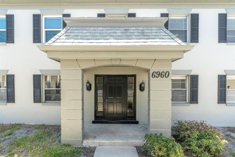 Condo in South Pasadena, Florida, 1 bedroom  № 1759793 - photo 1