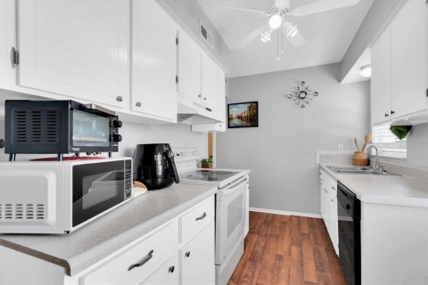 Condo in South Pasadena, Florida, 1 bedroom  № 1759793 - photo 8