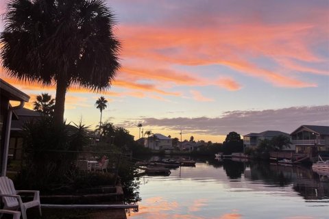 House in Hernando Beach, Florida 2 bedrooms, 93.65 sq.m. № 2196044