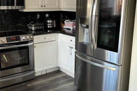 House in Miami, Florida 3 bedrooms, 157.84 sq.m. № 1752896 - photo 15