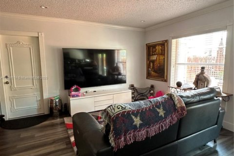 House in Miami, Florida 3 bedrooms, 157.84 sq.m. № 1752896 - photo 2