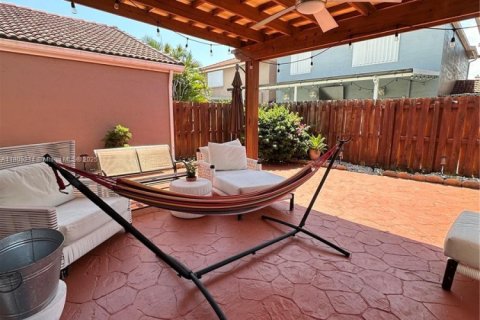 House in Miami, Florida 3 bedrooms, 157.84 sq.m. № 1752896 - photo 10