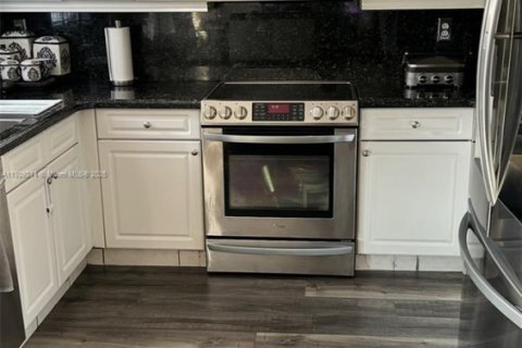House in Miami, Florida 3 bedrooms, 157.84 sq.m. № 1752896 - photo 14