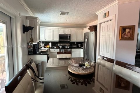 House in Miami, Florida 3 bedrooms, 157.84 sq.m. № 1752896 - photo 3